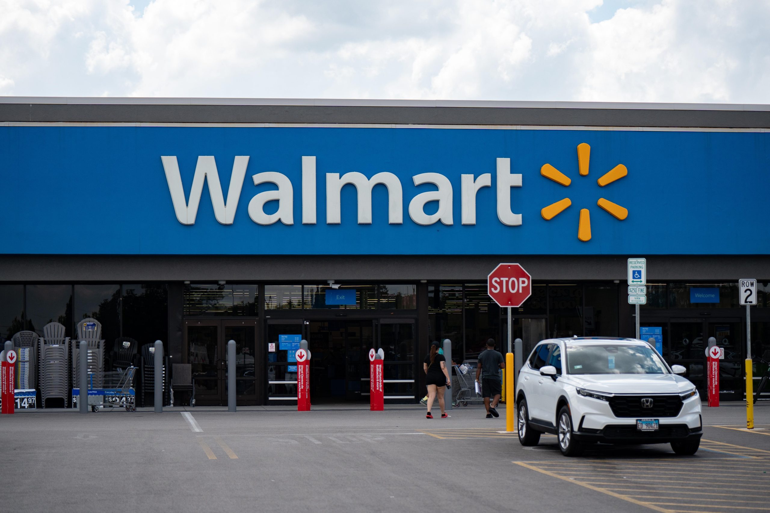 Fachada de un supermercado Walmart donde se aprecian las nuevas etiquetas digitales de precios dinámicos de Walmart