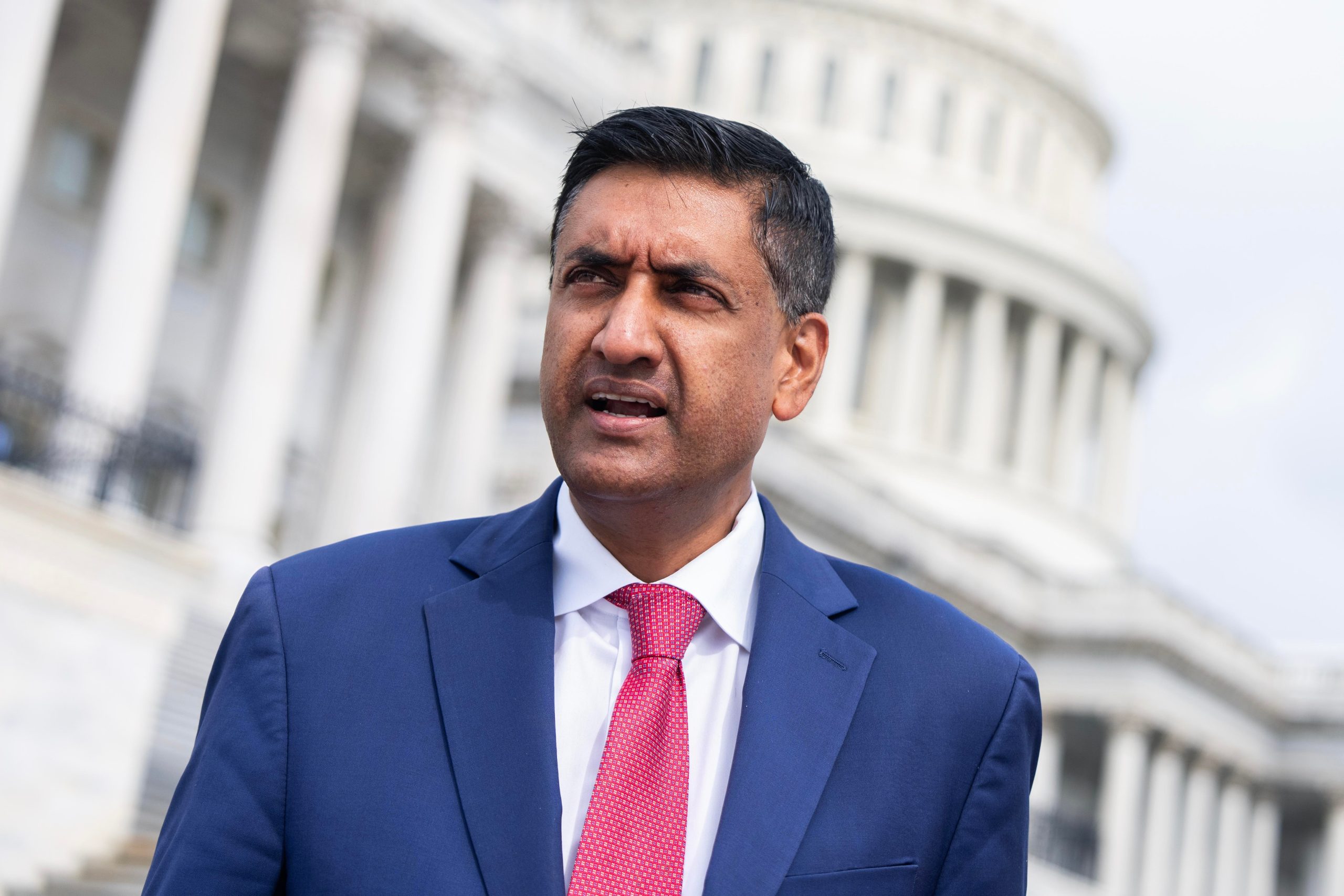 El congresista Ro Khanna discutiendo sobre regulación de Inteligencia Artificial en el Capitolio