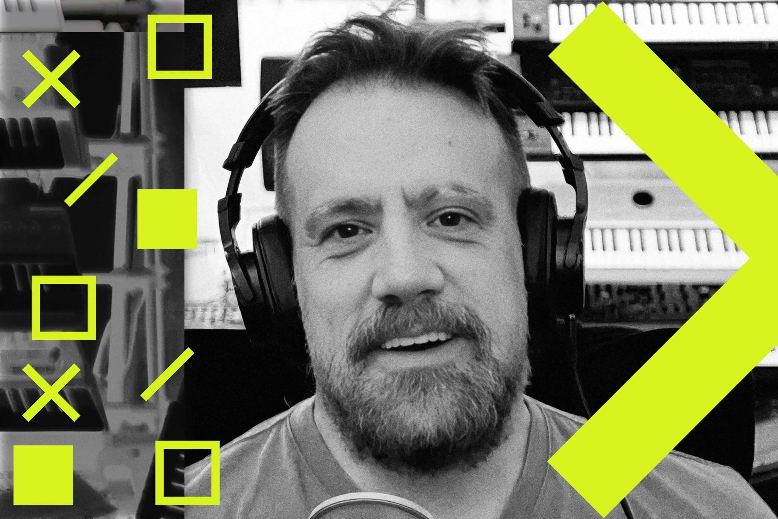 Benn Jordan, músico y periodista tecnológico, frente a un panel informativo sobre vigilancia.