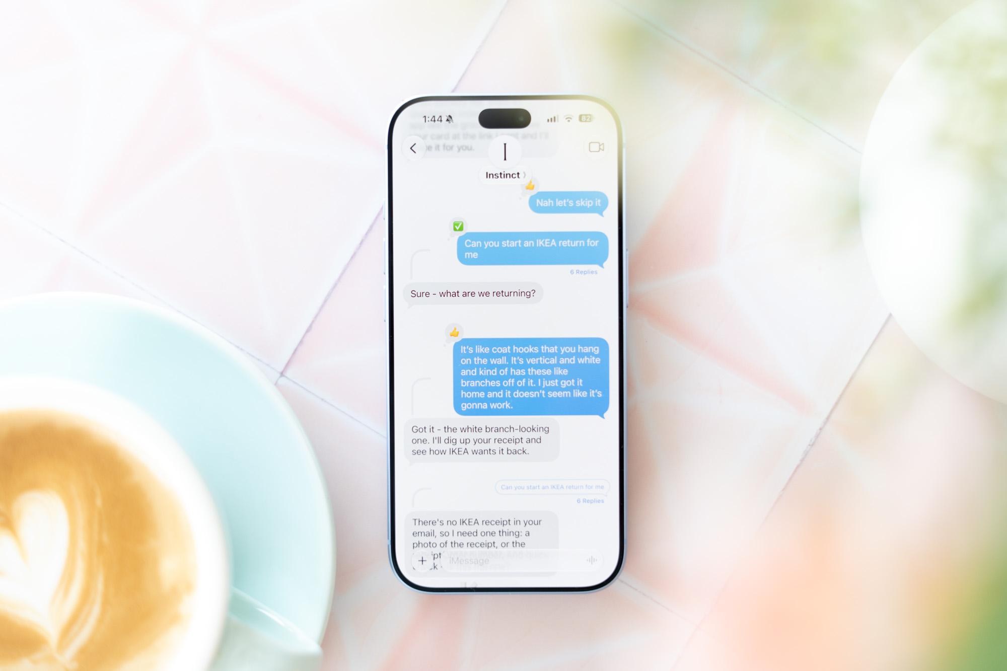 Interfaz de Instinct AI en un smartphone