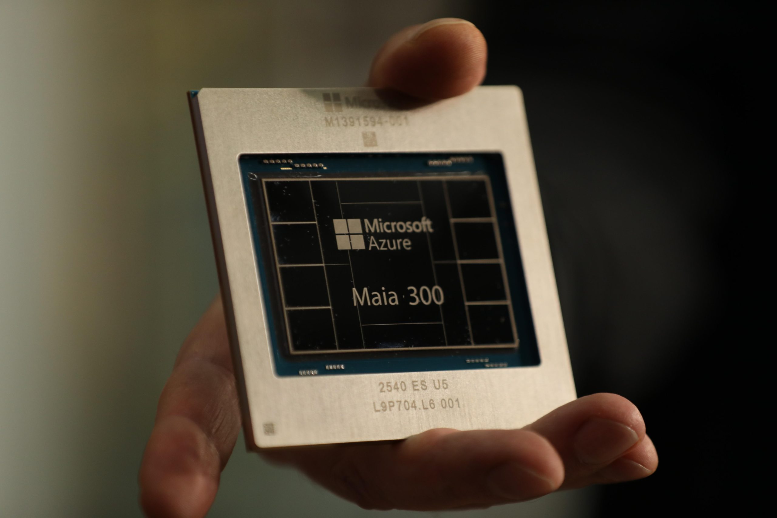 Prototipo del nuevo procesador Microsoft Maia 300 diseñado para potenciar la infraestructura de IA