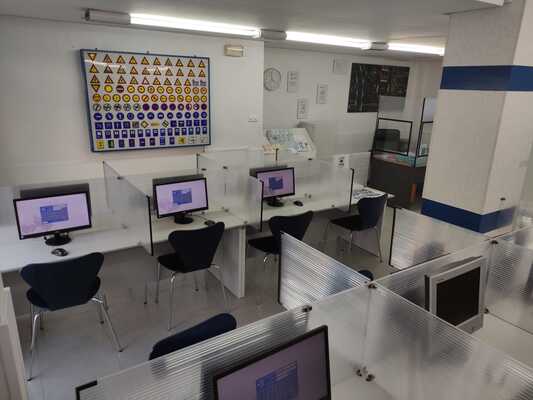 Interior de una autoescuela tradicional donde se requiere modernización mediante Inteligencia Artificial
