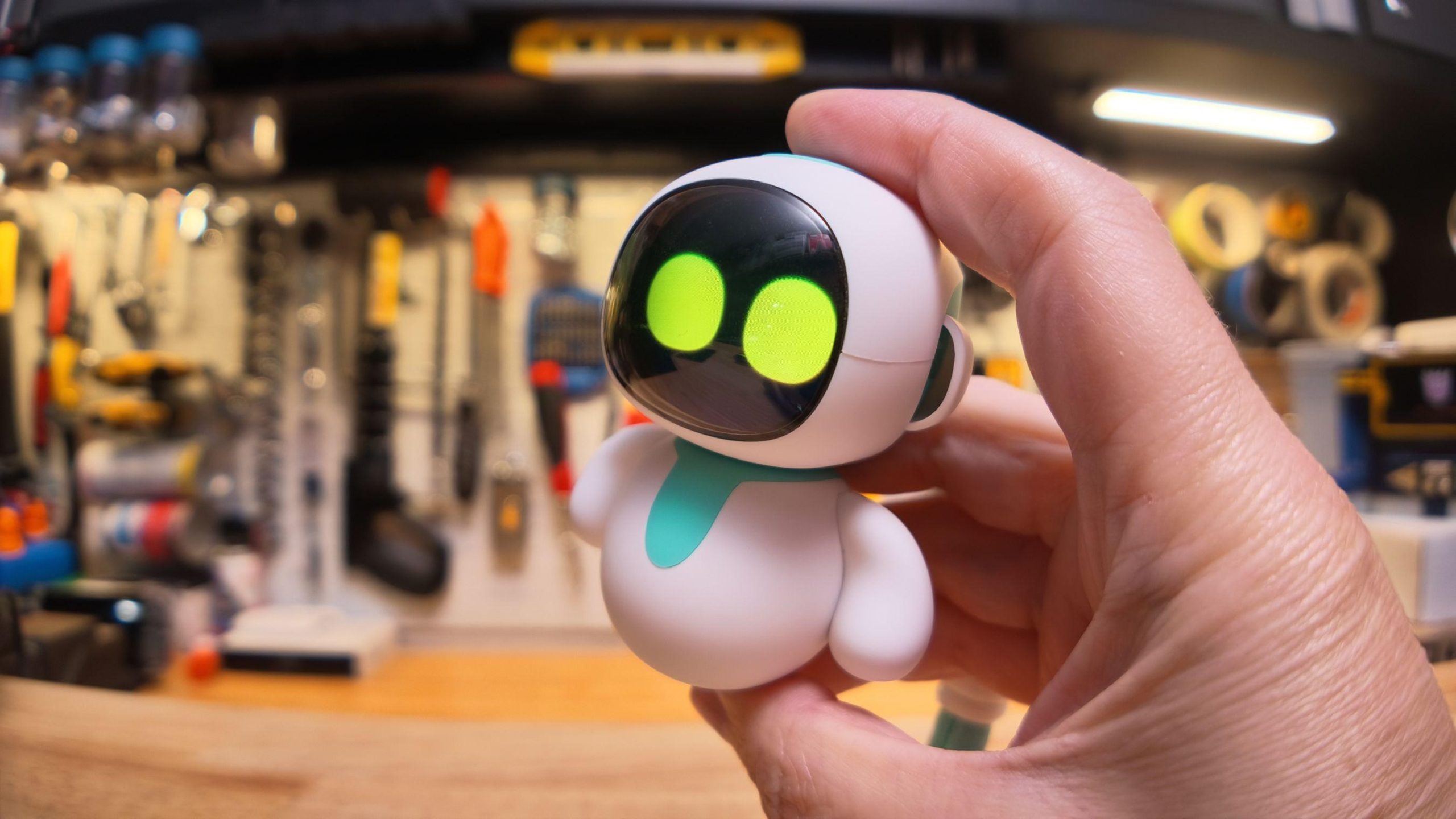 Robot de juguete Eiliko siendo sostenido, símbolo de los riesgos de privacidad en robots con IA
