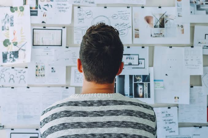 Estudiante utilizando herramientas de inteligencia artificial para investigación académica en un entorno digital avanzado