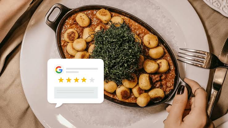 Consultor de IA instalando un sistema de automatización de reservas en un restaurante