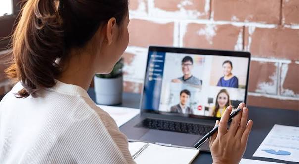 Interfaz de software de inteligencia artificial para transcripción de reuniones en tiempo real