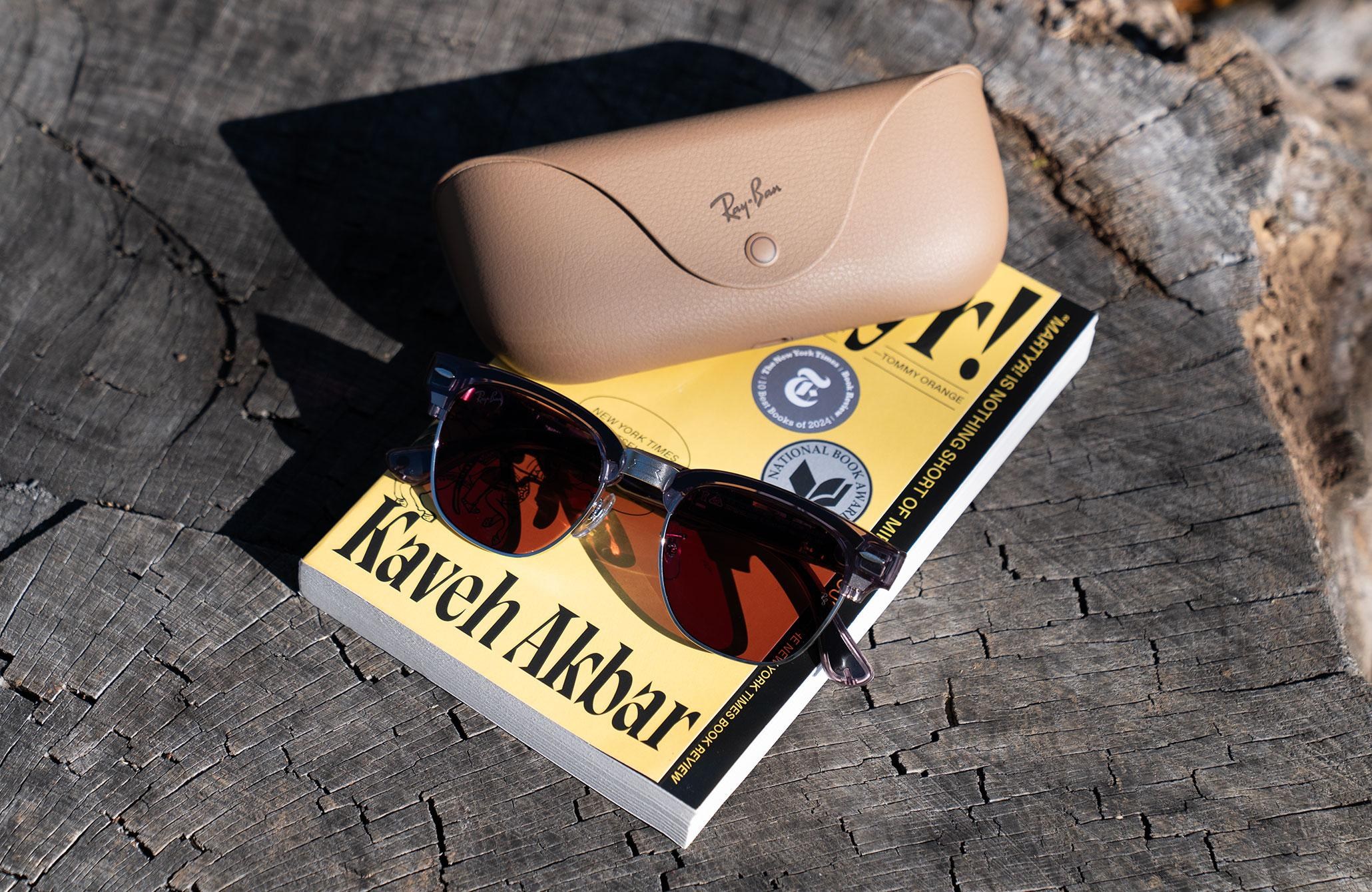 Usuario utilizando gafas inteligentes Ray-Ban Meta Audio en un entorno urbano durante una actividad deportiva